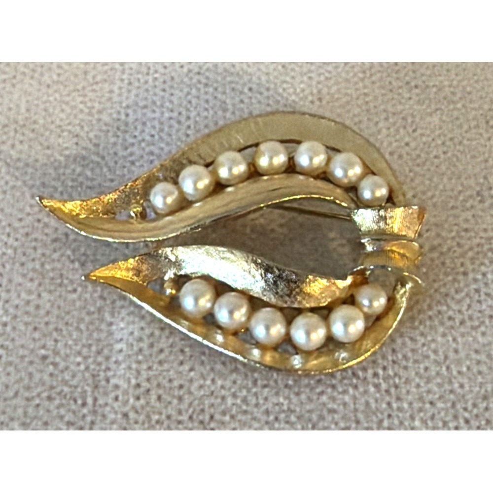 Beautifully Designed Gold Tone Brooch w/Faux Pearls - 2" x 1 1/2"